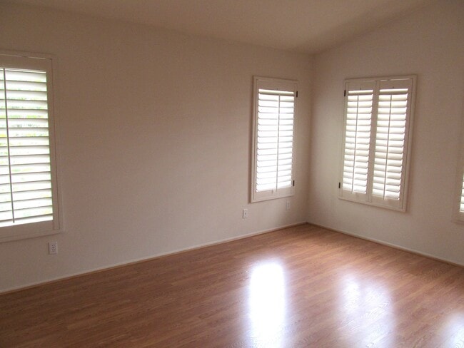 Building Photo - Andria of UTC Townhome with Attached Garage and Hardwood Floors - READY FOR MOVE IN!