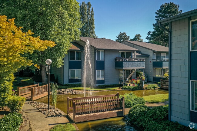 Building Photo - The Lakes