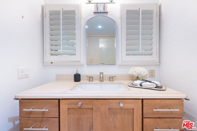 Building Photo - 2559 Hutton Dr