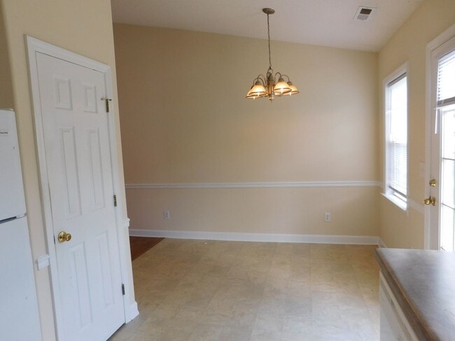 Building Photo - 113 Fairmount Way