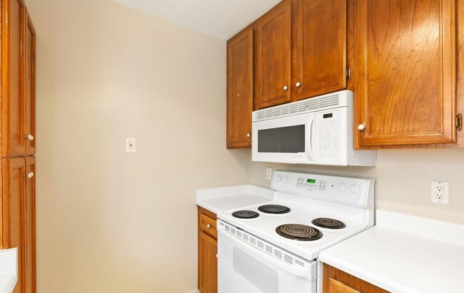 Building Photo - Large One Bedroom in University Heights wi...