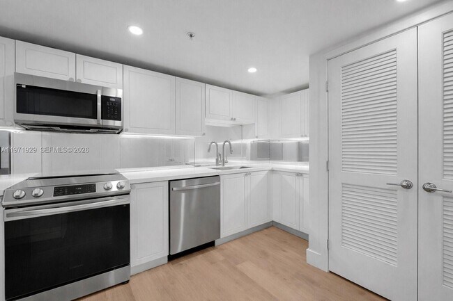 Building Photo - 555 NE 34th St