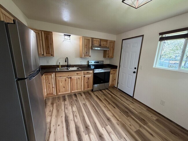 Building Photo - 2 Bedroom 1 bath tri-plex