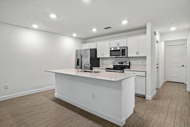 Building Photo - 6001 Woods Edge Cir