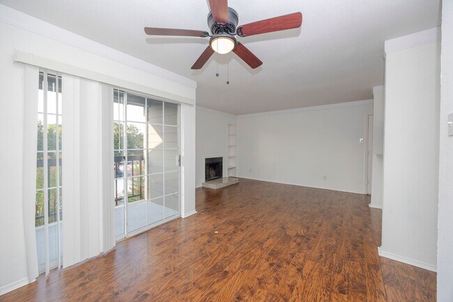 Building Photo - 18333 Roehampton Dr