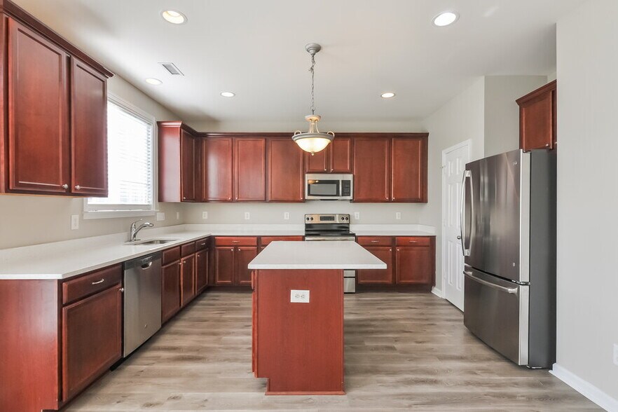 Building Photo - 123 Sleeper Car Ln