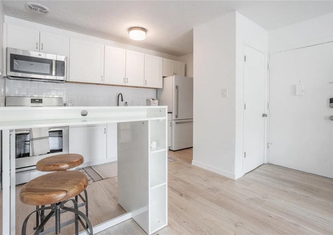 Building Photo - Cutest 2 Bed/ 1 Bath Near UF-Furnished!
