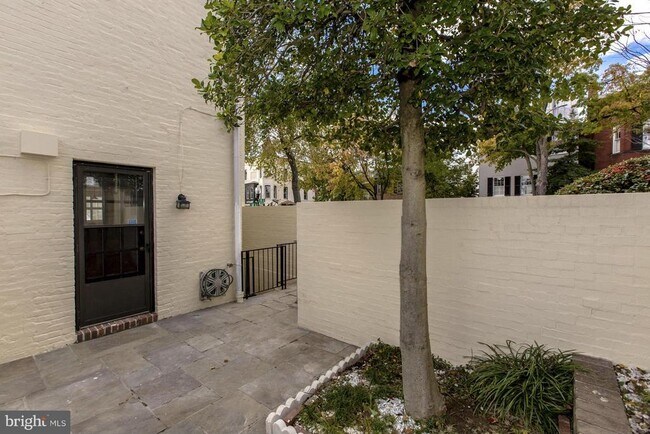 Building Photo - 1401 35th St NW