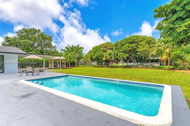 Building Photo - 11640 SW 99th Ct