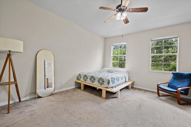 Building Photo - 335 E Thatch Palm Cir