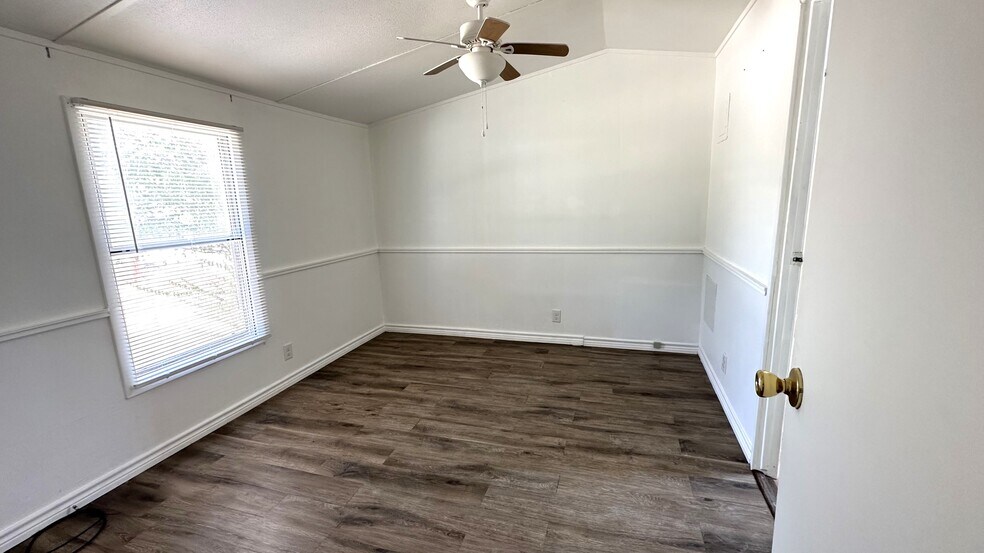 Building Photo - 914 FM 2808