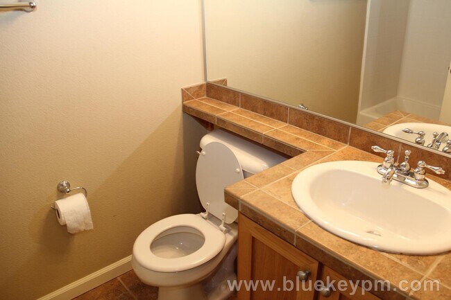 Building Photo - 2 Bed, 2.5 Bath Townhome at Woodhaven Crossing in Sherwood