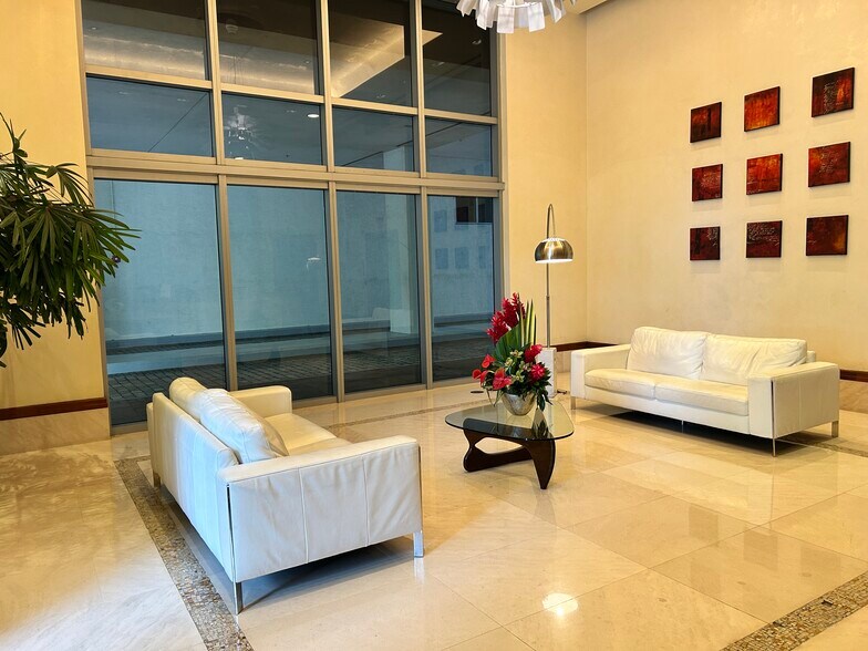 Building Photo - 1050 Brickell Ave