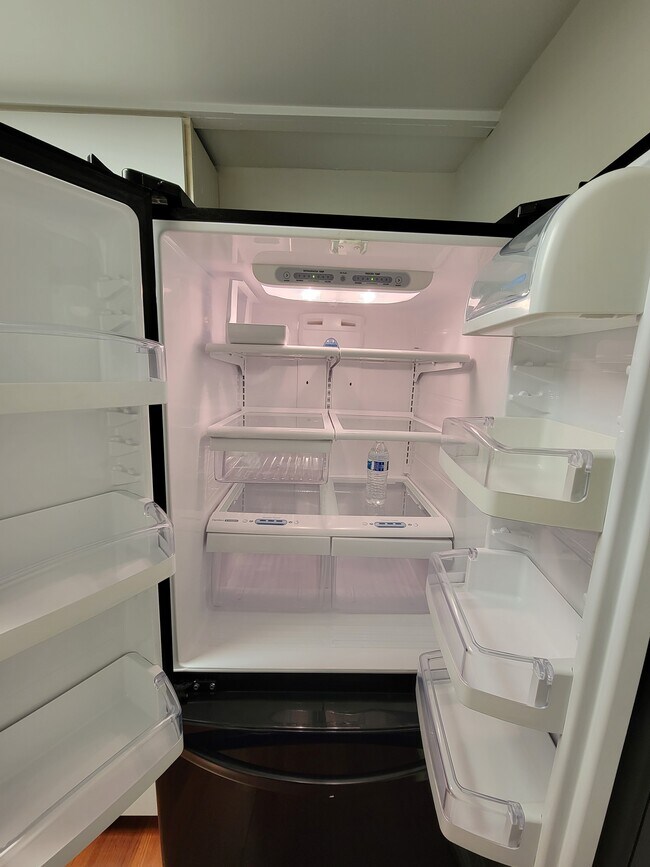 Building Photo - 913 Hillside Lake Terrace