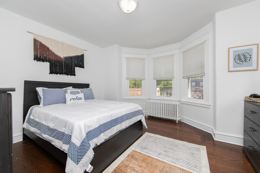 Master bedroom - 2452 E Lehigh Ave
