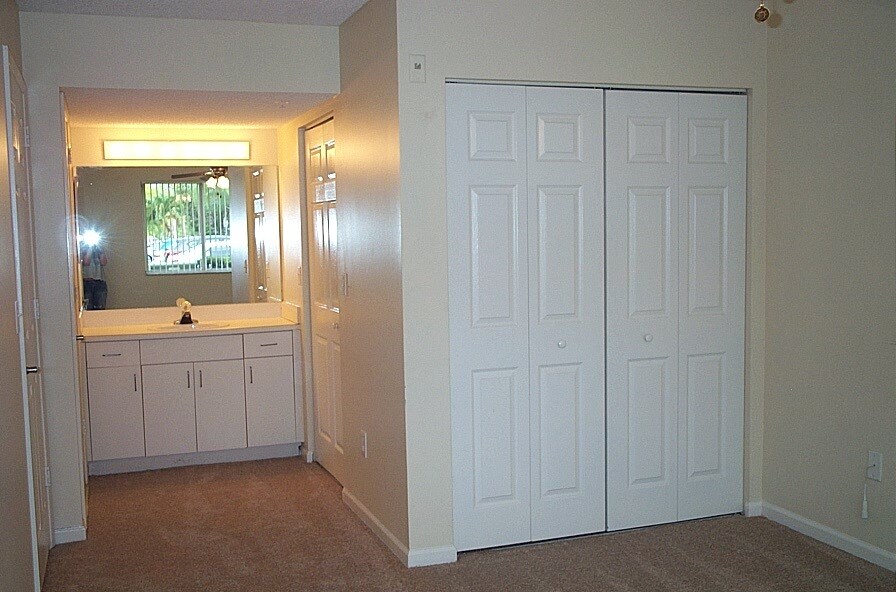 Building Photo - 1885 Florida Club Dr