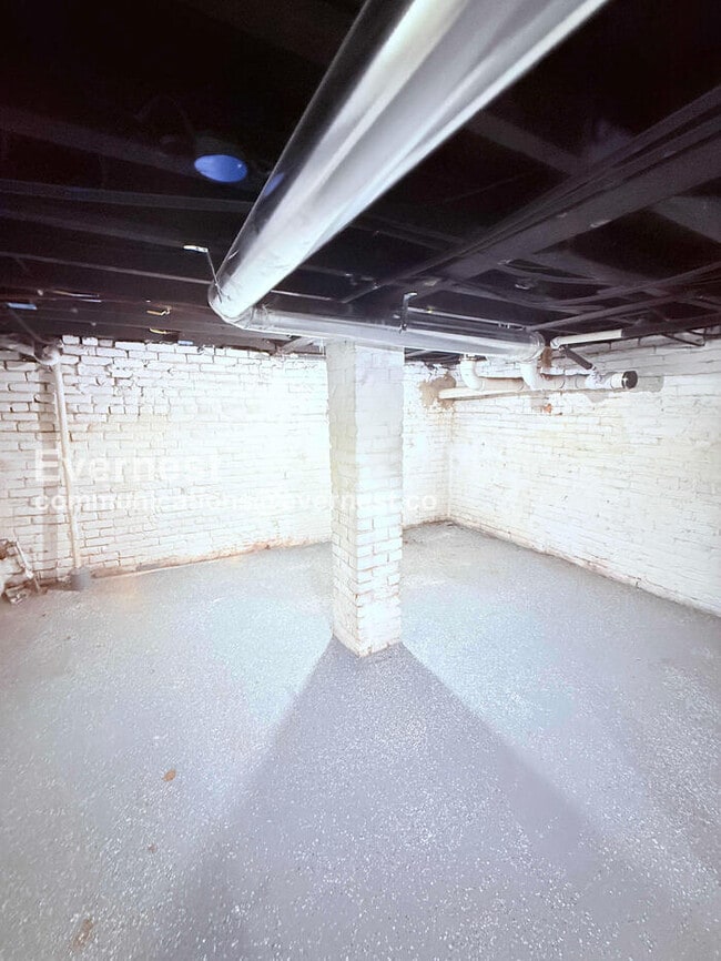 Building Photo - 3 Bed/1 Bath Home with Off-Street Parking / Pet-Friendly / Available Now!