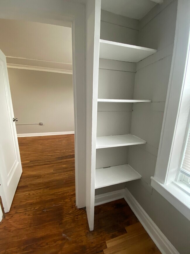 Building Photo - 5945 Hyslop Pl