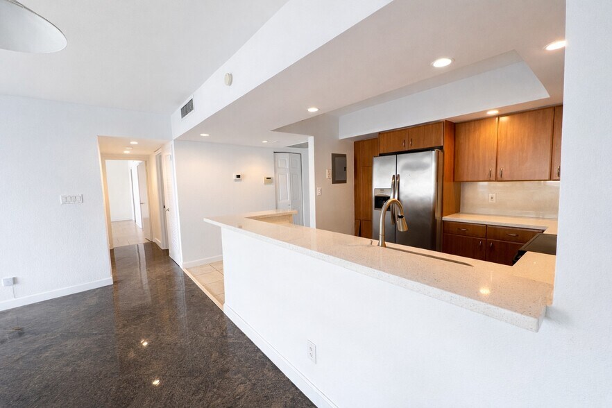 Building Photo - 5600 Collins Ave