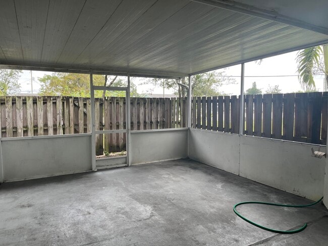 Building Photo - 796 Hill Dr