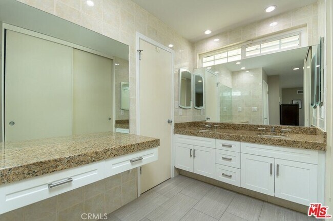 Building Photo - 8471 Vine Valley Dr