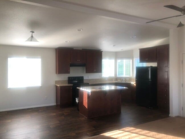 Building Photo - 3 Bed-2 Bath Quaint Single Story Home in Lakeside.