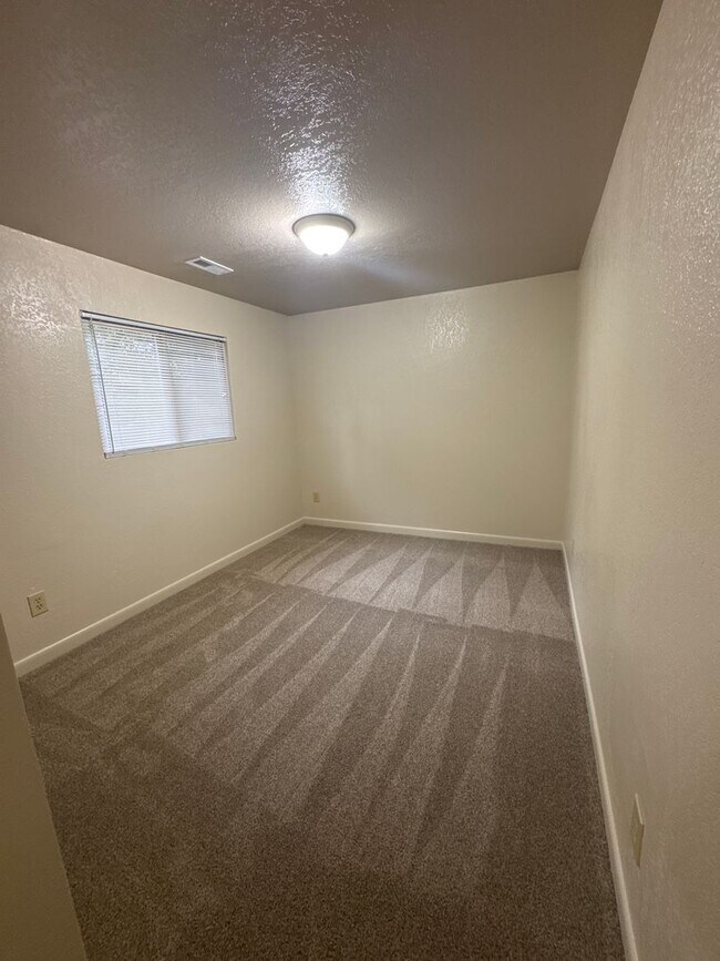 Building Photo - 75 E 860 S