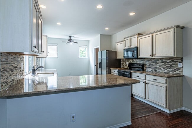 Building Photo - Beautiful home near Clark Lake Park!