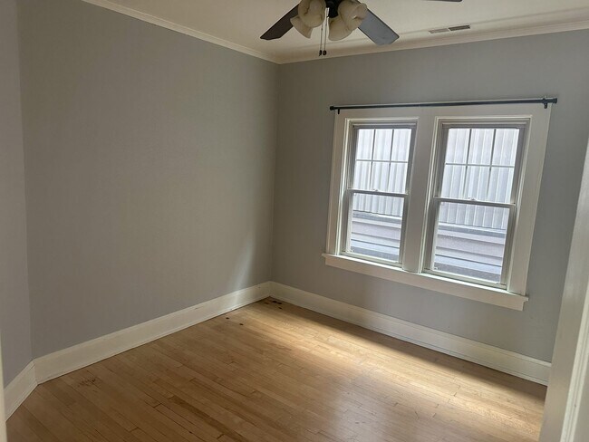 Building Photo - 1645-1647 N Astor St