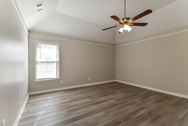 Building Photo - 2025 Westbriar Dr