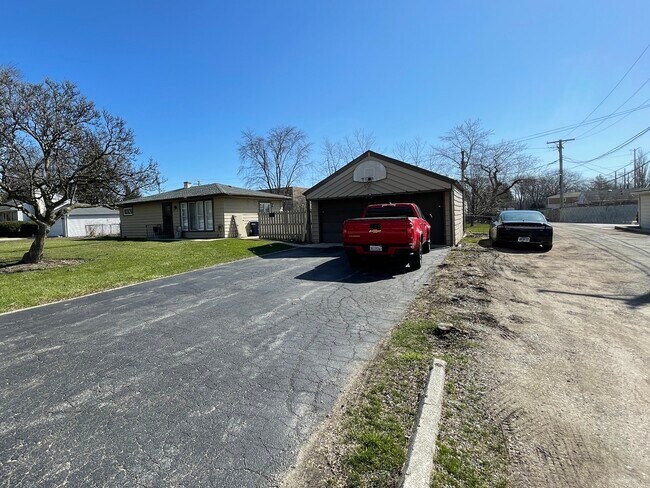 Building Photo - 11 Shagbark Rd