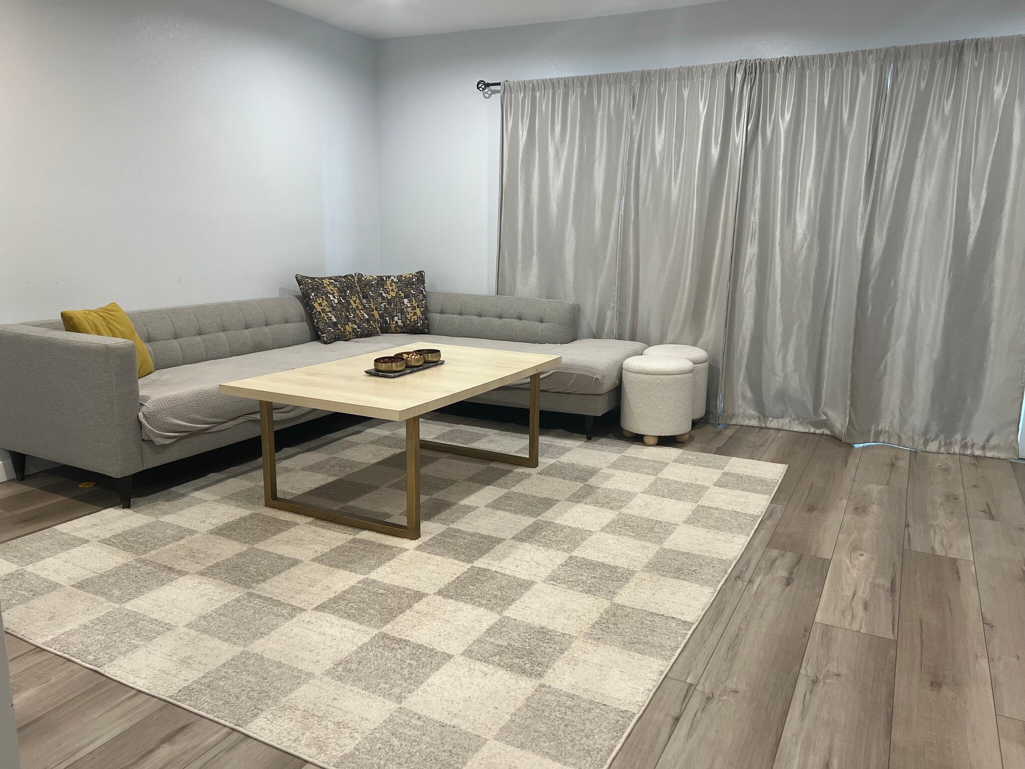 Building Photo - 429 E Providencia Ave