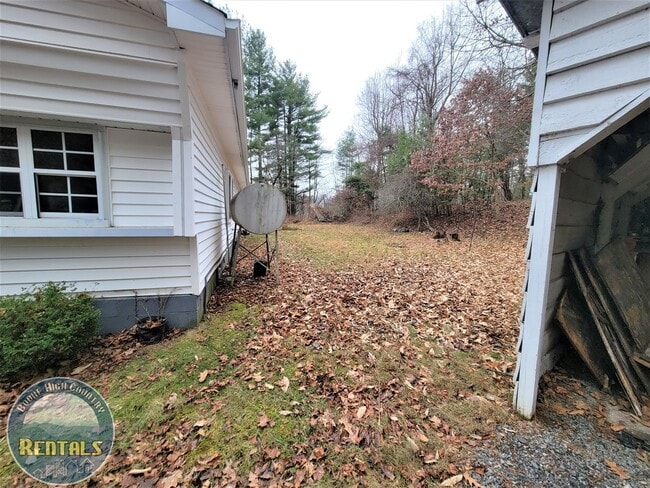 Building Photo - 2 Bedroom Right in Town!