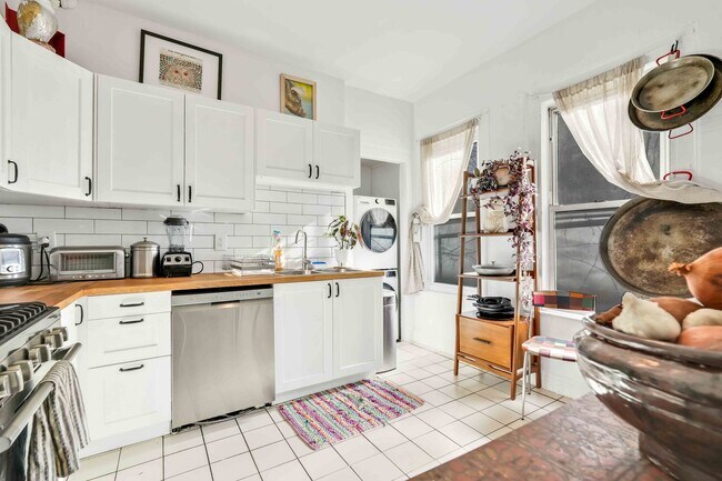 Building Photo - 1200 Beverley Rd