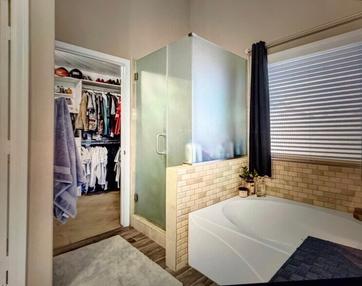 Master Tub/Shower/Walk In Closet - 2913 E Runaway Bay Pl