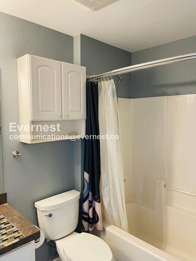 Building Photo - 2107 S Acoma St