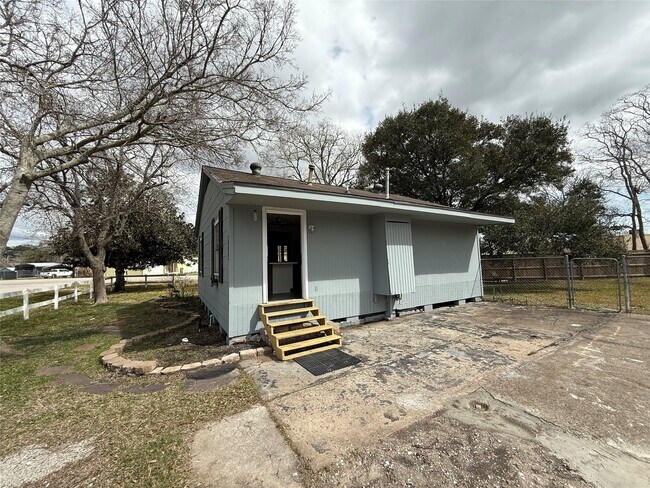 Building Photo - 4114 Victoria Ave