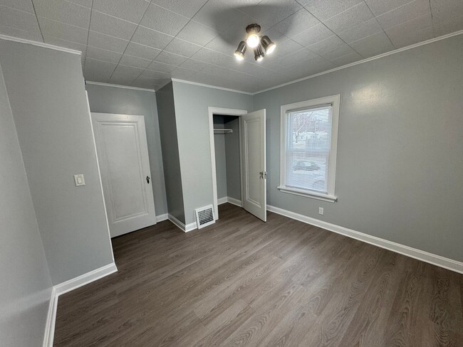 Building Photo - 2 bedroom, 2 bath House with 2 car detache...