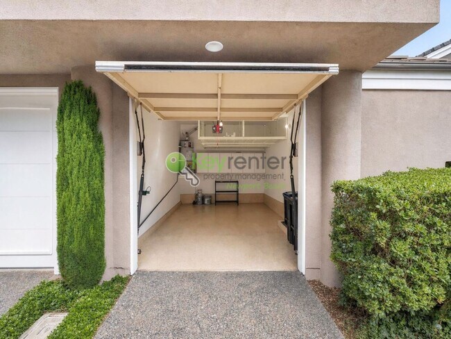 Building Photo - Beautifully renovated single-level condo in gated Newport Baycrest