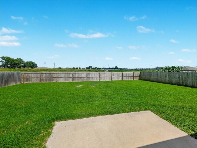 Building Photo - 848 NW Evans Cir
