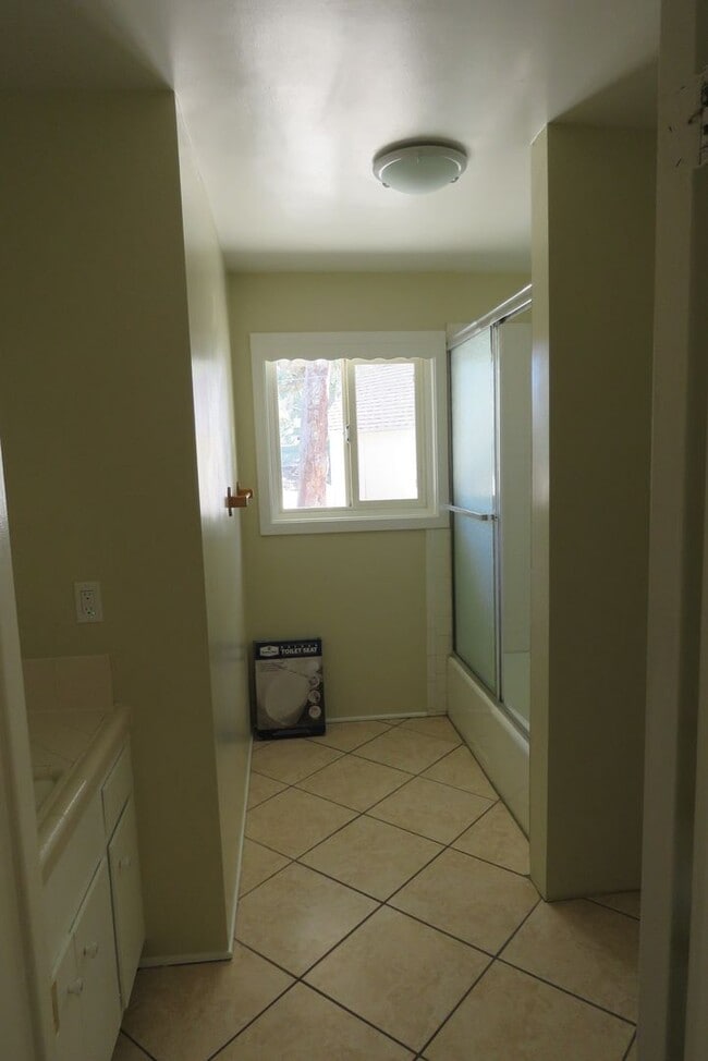 Building Photo - Sweet home in quiet neighborhood!