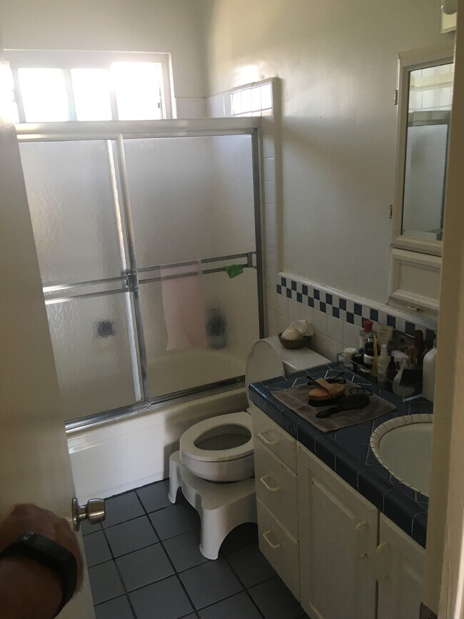 Tiled Bathroom - 2721 2nd St