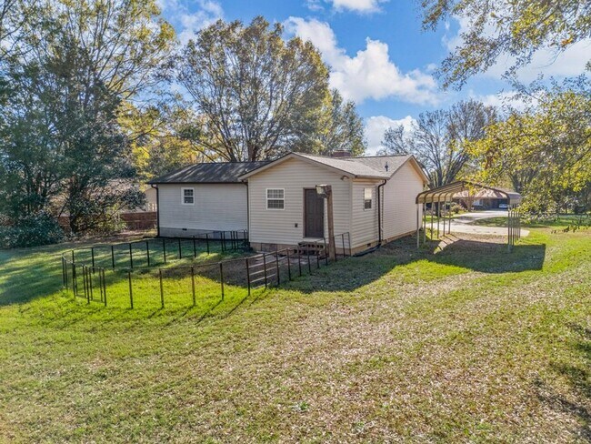 Building Photo - 2-Bedroom Furnished Home with Large Lot in...