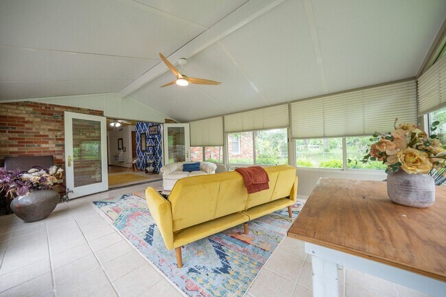 Building Photo - Charming Home in Valley View Gardens