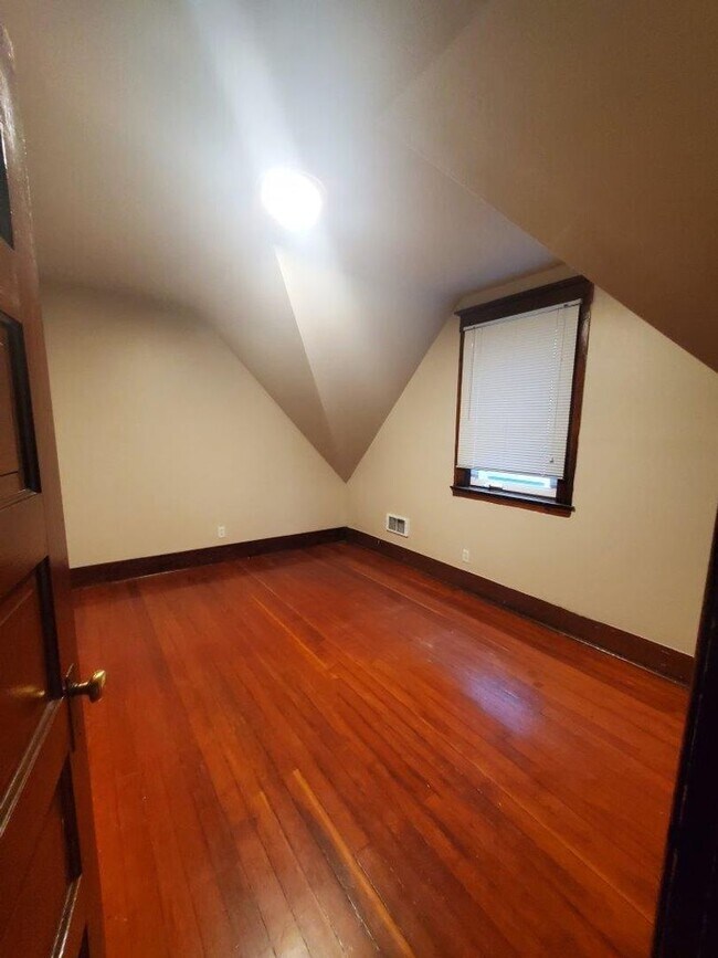 Building Photo - Charming 4 Bedroom + Bonus - 1 Bath Unit in University District