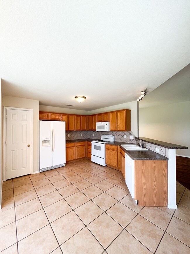 Building Photo - Available NOW!!!! Open floor plan features...