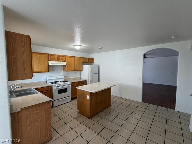 Building Photo - 2561 Rosy Sunrise St
