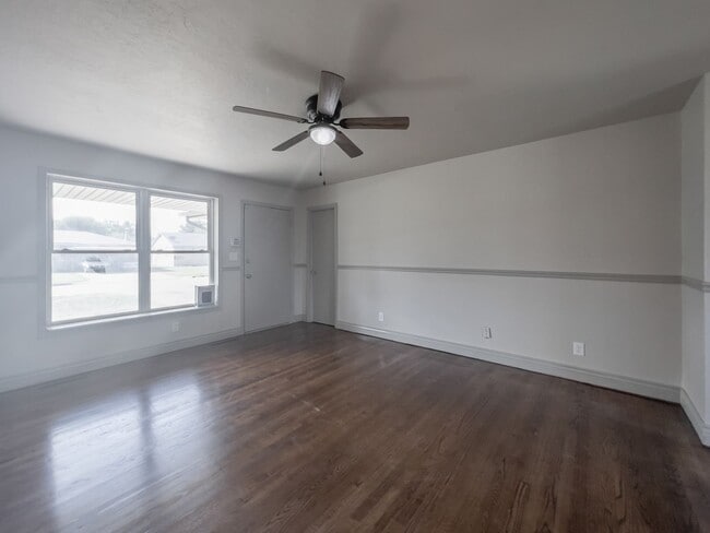 Building Photo - This Perfect Home Awaits!