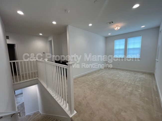 Building Photo - 2725 Parkview Wy