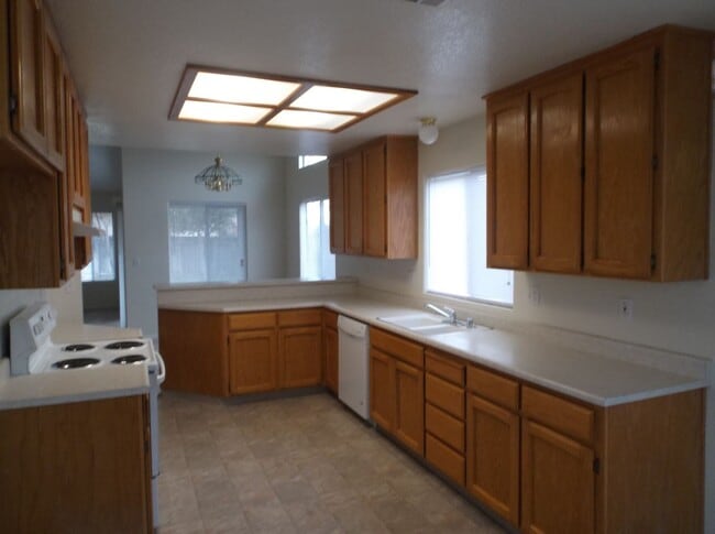 Building Photo - Spacious 3-Bedroom Rental Near Schools & Shopping
